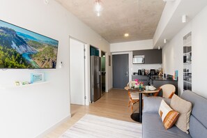 Smart TV - Volcano Sunrise 1009, Elegant 1-bedroom apartment with rooftop pool and full gym (San José)
