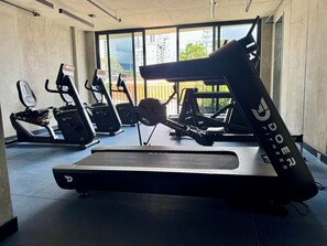Fitness facility - Volcano Sunrise 1009, Elegant 1-bedroom apartment with rooftop pool and full gym (San José)