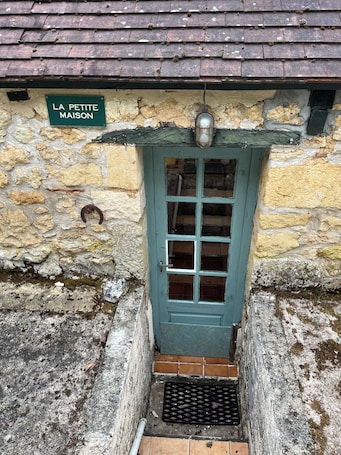 Exterior detail. La Petite Maison