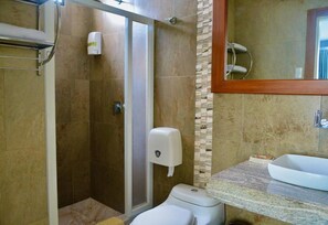 Habitación Deluxe doble, balcón, vistas a la piscina | Baño | Ducha, secador de pelo, toallas y jabón