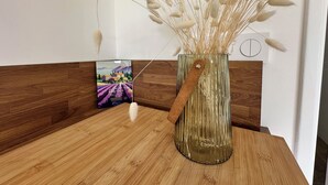 Eine Vase mit getrockneten Pflanzen auf einem Holztisch.