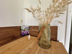 A vase with dried plants on a wooden table. - New house at the foot of the Alpilles, Maillane. (Maillane)