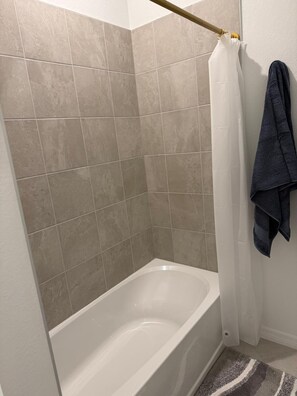 Hair dryer, towels, soap, toilet paper - 2-bedroom apartment in delightful Venice with balcony, cool AC and gym pool! (Venice)