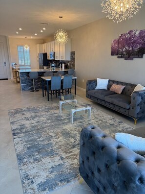 Living area - 2-bedroom apartment in delightful Venice with balcony, cool AC and gym pool! (Venice)