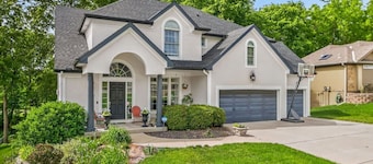 Modern Family-Friendly Retreat Near Downtown KC