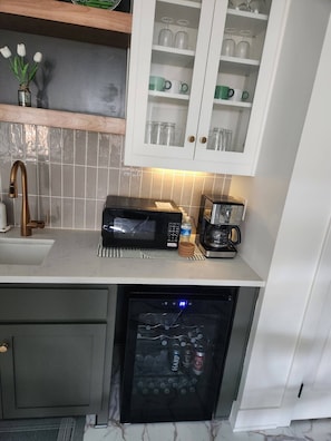 Micro-ondes, tables à manger