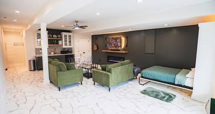 Cozy KC Retreat, Private Suite w/ Patio &Fireplace