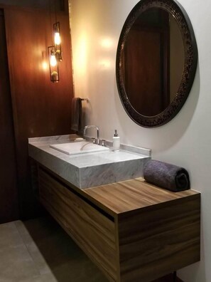 Dusche, Haartrockner, Bidet, Handtücher