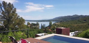 Pool - Lodge House, with full view of the lake and mountains. (Villa Carlos Paz)