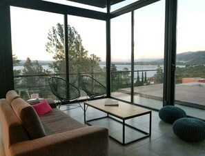Smart TV - Lodge House, with full view of the lake and mountains. (Villa Carlos Paz)