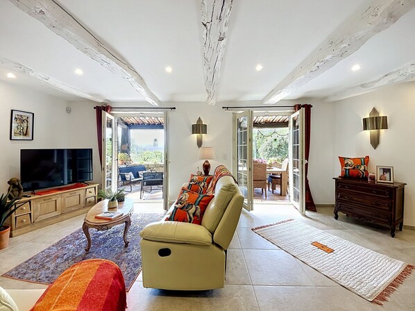 Smart TV - Magnificent stone villa near Grasses, Mougins, Cannes... (Le Tignet)