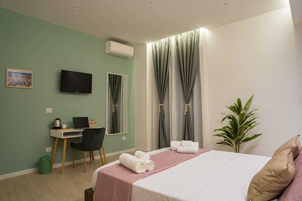 Tabla de planchar con plancha, wifi, ropa de cama
