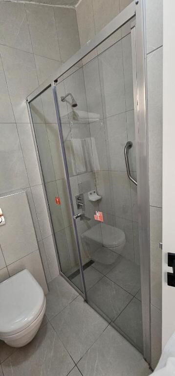 Dreibettzimmer, Balkon, Poolblick | Badezimmer