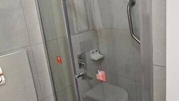 Dreibettzimmer, Balkon, Poolblick | Badezimmer