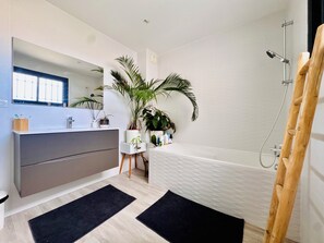 Haartrockner, Handtücher, Seife, Toilettenpapier
