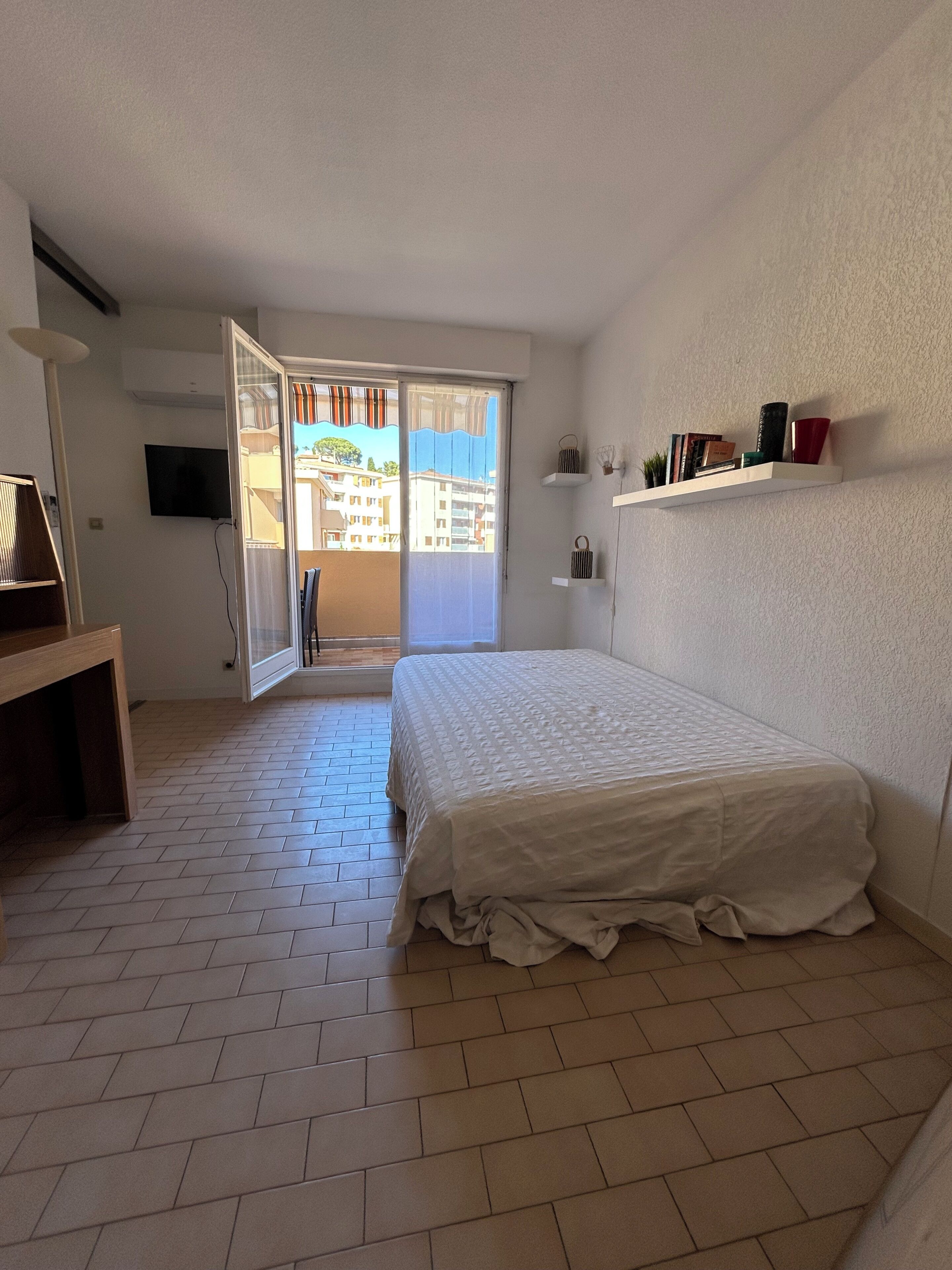 1 slaapkamer, een strijkplank/strijkijzer, beddengoed