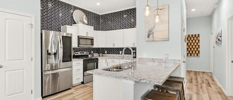 Refrigerador, microondas, placa de cocina, lavavajillas