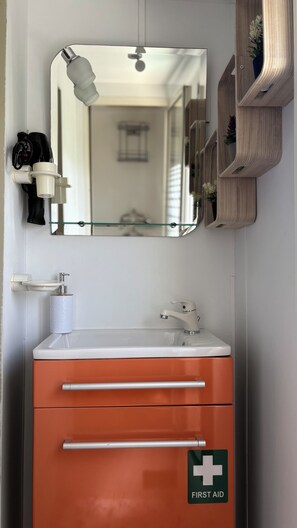 Een douche, een haardroger, handdoeken, zeep