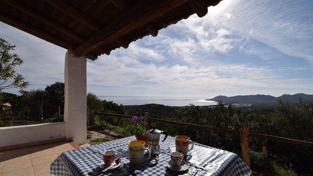 A table set outdoors with a checkered tablecloth, a coffee pot, and cups. - Suite Rosetta 1 - LE Dimore Fiorite DI CO (Siniscola)