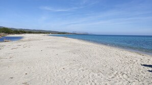 A beach with clear skies, a sandy shore, and a calm sea. - RES Magnolia 9 - LE Dimore Fiorite DI Comino (Siniscola)