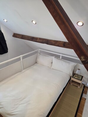 3 bedrooms, iron/ironing board, WiFi, bed sheets - The Old Dairy, 2 York Mews - 3 Bedroom Studio House (Ilford)