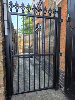 Exterior detail - The Old Dairy, 2 York Mews - 3 Bedroom Studio House (Ilford)