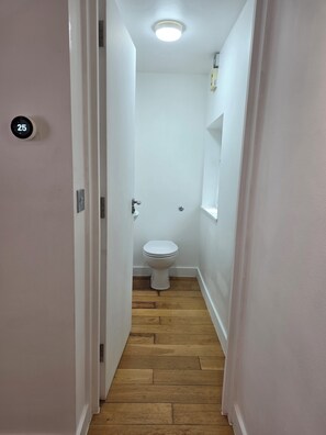 Shower, hair dryer, towels, toilet paper - The Old Dairy, 2 York Mews - 3 Bedroom Studio House (Ilford)