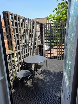 Outdoor dining - The Old Dairy, 2 York Mews - 3 Bedroom Studio House (Ilford)