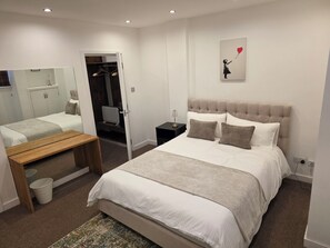 3 bedrooms, iron/ironing board, WiFi, bed sheets - The Old Dairy, 2 York Mews - 3 Bedroom Studio House (Ilford)