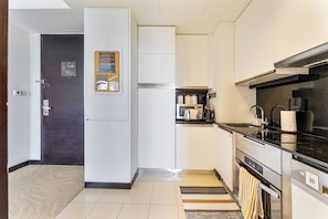 Eine moderne Küche mit Kühlschrank, Backofen und Herd.