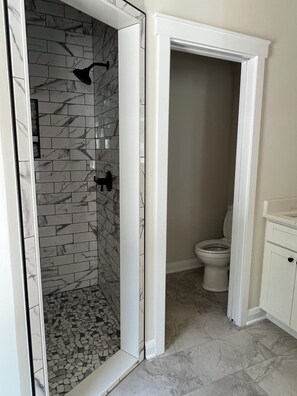 Dusche, Handtücher, Toilettenpapier