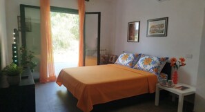 Tabla de planchar con plancha, cuna de viaje, wifi y ropa de cama