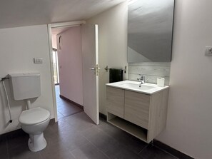 Dusche, Haartrockner, Bidet, Handtücher