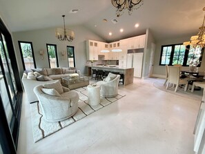 Smart TV - New Resort Style Pool/Spa home in Great Location! (Sarasota)
