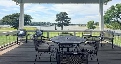 Water’s Edge Cottage-Lake Life + Cozy Nights
