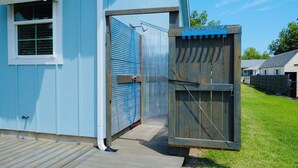 A blue building with a wooden deck and a metal gate. - Lake Access-Boat Parking- 2 King Beds-Sleeps 10 (Eufaula)