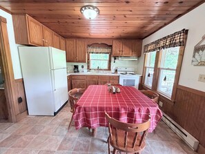 Private kitchen - Cozy 1-bedroom cabin in perfect Wathena with AC (Wathena)