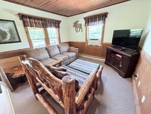 Living area - Cozy 1-bedroom cabin in perfect Wathena with AC (Wathena)