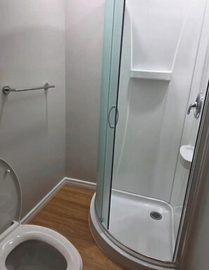 Serviettes fournies, papier de toilette