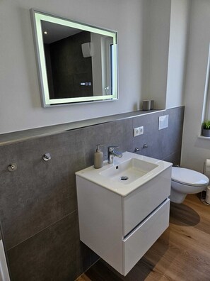 Hårtørrer, håndklæder, Sæbe, Toiletpapir