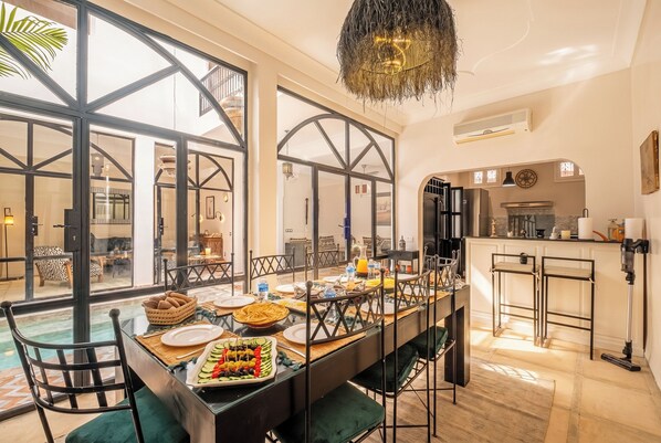 Family House | Private kitchen | Coffee/tea maker, cleaning supplies, paper towels - Expérience Riad privé Médina Jacuzzi (Marrakech)