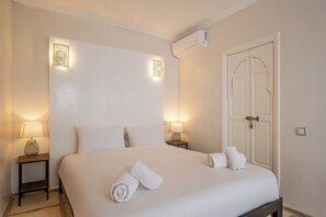 Premium bedding, blackout curtains, free WiFi, bed sheets - Expérience Riad privé Médina Jacuzzi (Marrakesh)
