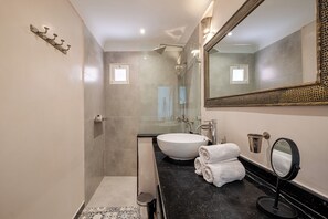 Family House | Bathroom | Hair dryer, towels, soap, shampoo - Expérience Riad privé Médina Jacuzzi (Marrakesh)