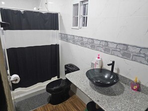 Een douche, handdoeken, zeep, shampoo