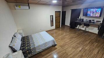 Meja, ruang kerja komputer riba, Wi-fi percuma