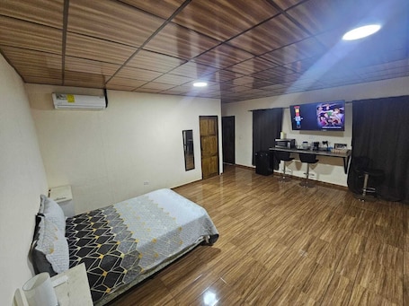Desk, laptop workspace, free WiFi. Tocumen Comfort Stay