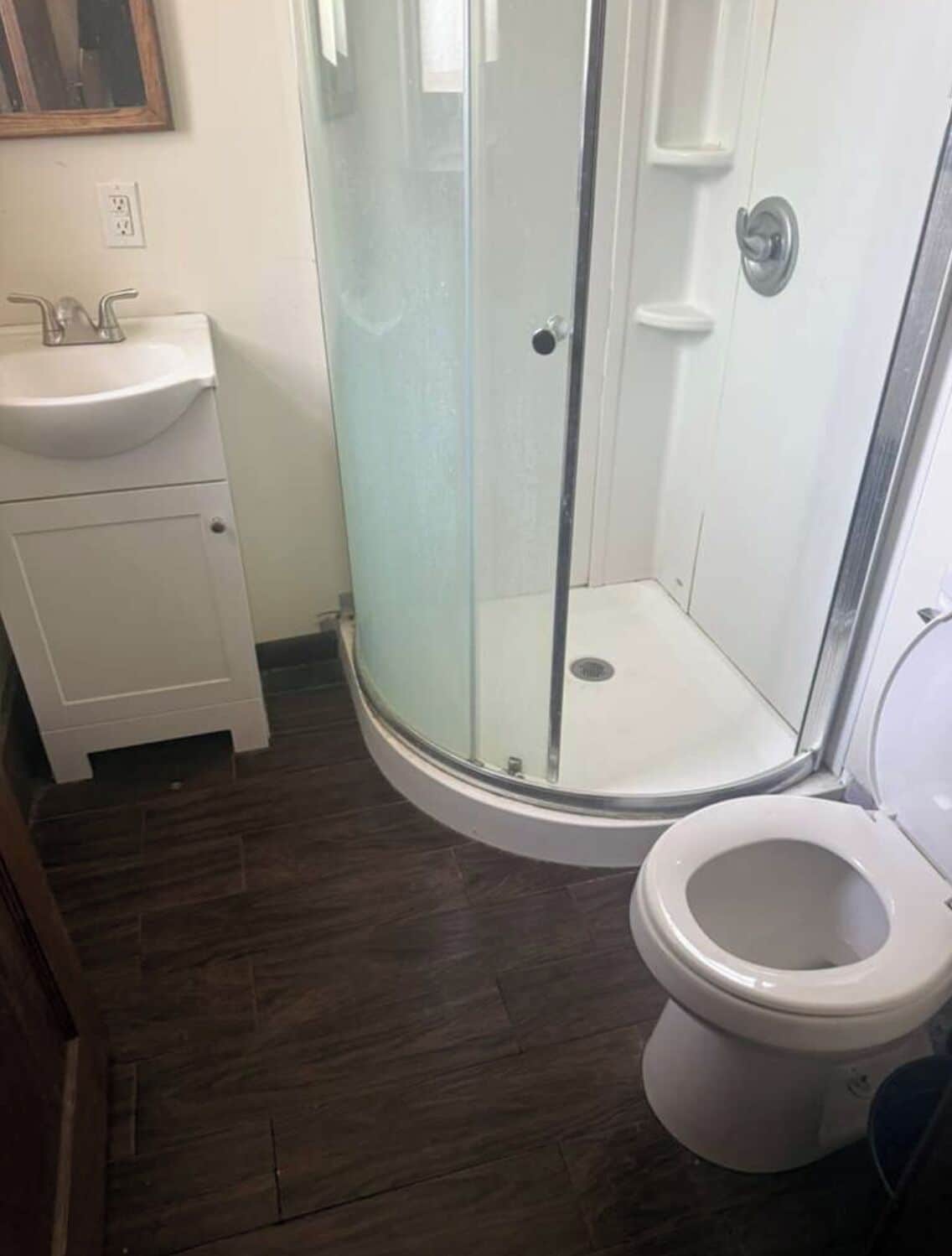 Single Room, Non Smoking | Bathroom | Free toiletries, hair dryer, towels, soap