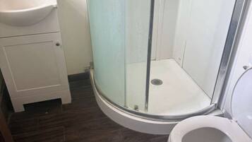 Single Room, Non Smoking | Bathroom | Free toiletries, hair dryer, towels, soap