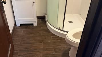 Kamar Single, Bebas Asap Rokok | Kamar mandi | Perlengkapan mandi gratis, pengering rambut, handuk, dan sabun