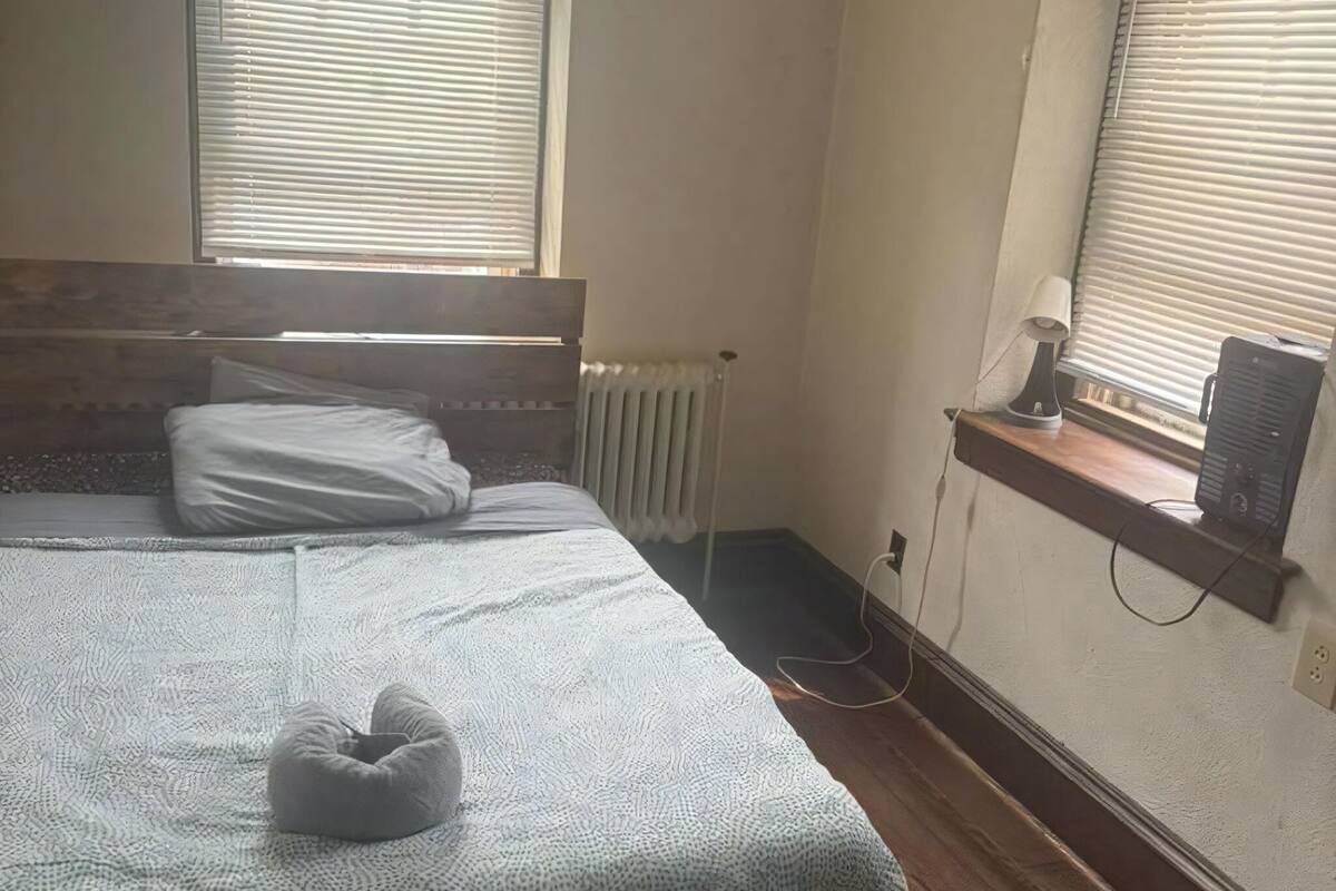 Desk, laptop workspace, free WiFi